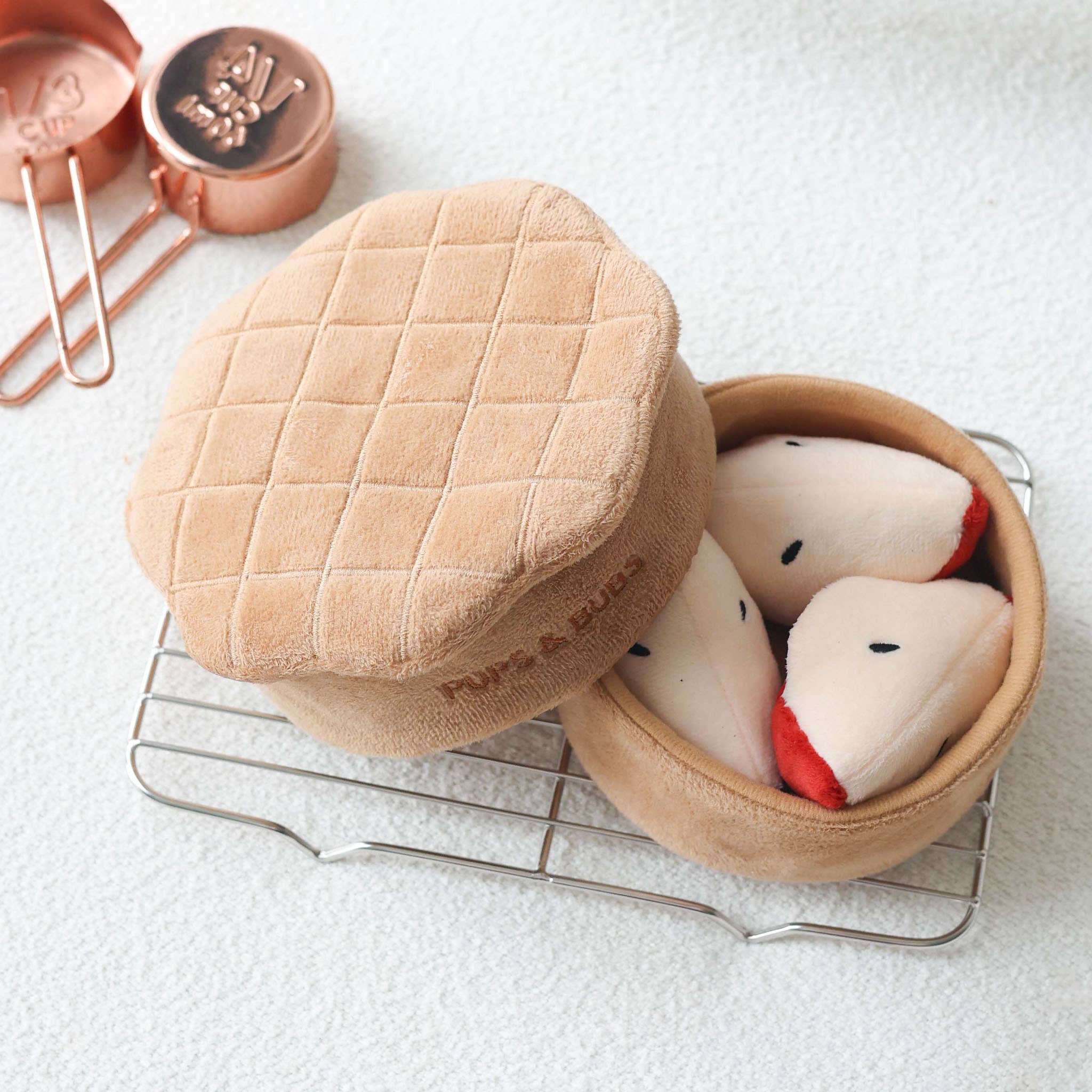 Apple Pie Forage Toy